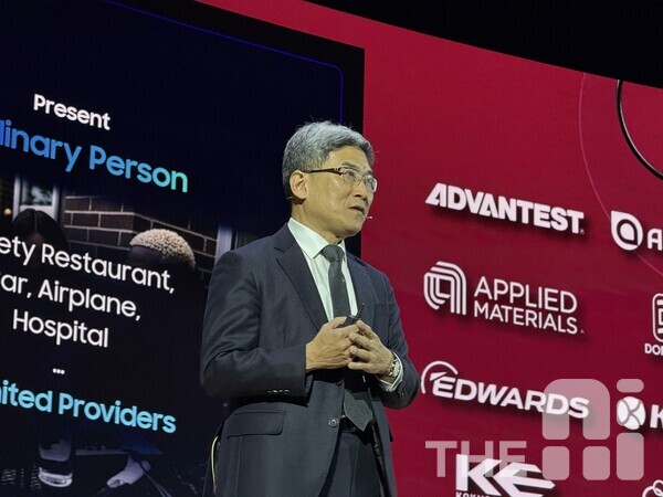 19일 서울 삼성동 코엑스에서 열린 세미콘2025서 송재혁 삼성전자 최고기술책임자(CTO)가 기조 연설을 진행하고 있다. /유덕규 기자