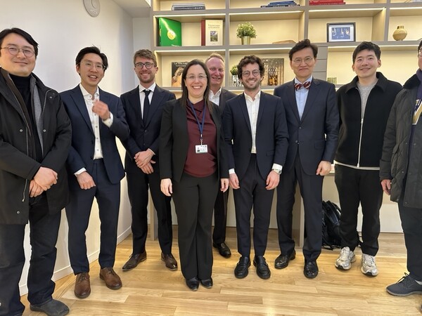 김명주 AI 안전연구소장(왼쪽에서 두 번째)과 AI안전연구소 실무진들이 오픈AI 법무 및 기술평가팀과 프랑스 파리에서 열린 AI 행동 정상회의에서  만나 AI 모델 안전성 평가에 대한 논의를 하고 기념 사진을 찍고 있다. /AI 안전연구소