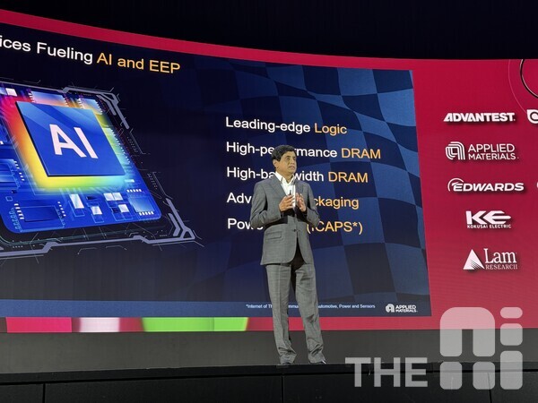 19일 서울 삼성동 코엑스에서 열린 세미콘2025에서 프라부 라자(Prabu Raja) 어플라이드머티리얼즈(AMAT) 반도체 제품 그룹 사장이 기조 연설을 진행하고 있다. /유덕규 기자
