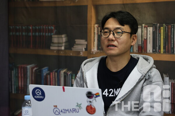 21일 ‘THE AI SCHOOL’ 토론회에서 김동환 포티투마루 대표는 한국의 AI 경쟁력 향상을 위해 한국을 3위권이라고 보기보단 냉정하게 바라봐야 한다고 조언했다. /김동원 기자