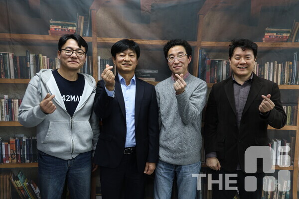 21일 인공지능 전문매체 더에이아이(THE AI)가 주최한 온라인 웨비나 ‘THE AI SCHOOL’ 토론회에서 ‘딥시크 오해와 진실’을 주제로 4명의 AI 전문가들이 토론했다.  (왼쪽부터) 김동환 포티투마루 대표, 서영주 포항공대인공지능연구원장, 김기응 KAIST김재철AI대학원 석좌교수 겸 국가AI연구거점 센터장, 박지환 씽크포비엘 대표가 참여했다. /구아현 기자