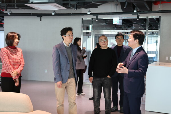 안철수 국민의힘 의원(인공지능 특별위원회 위원장)이  20일 서울 양재동 AI 허브에 위치한 ‘국가 AI 연구거점’에 방문해 김기응 국가 AI 연구거점 센터장, 정송 KAIST 김재철AI대학원장, 심현정 KAIST 김재철AI대학원 교수와 AI 연구 환경·인력 확보 문제와 향후 발전 방향을 논의했다. (왼쪽부터) 심현정 교수, 김기응 센터장 정송 원장, 안철수 의원. /구아현 기자