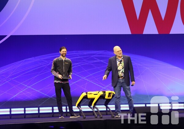 마크 레이버트 보스턴 다이내믹스 창업자는 다쏘시스템 3D익스피리언스 월드 2025 제너럴 세션에서 로봇 개 스폿(SPOT)을 소개하고 있다. /김동원 기자