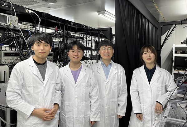 (왼쪽부터) 물리학과 윤영도 석박통합과정, 노찬 석박통합과정, 라영식 교수, 곽근희 석박통합과정. /KAIST