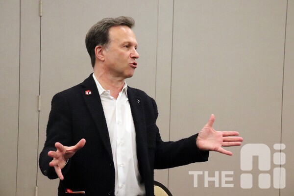 지앙 파올로 바씨(Gian Paolo Bassi) 다쏘시스템 고객 경험 부문 수석 부사장이 회사가 만든 생성형 AI 'AURA"에 대해 설명하고 있다. /김동원 기자