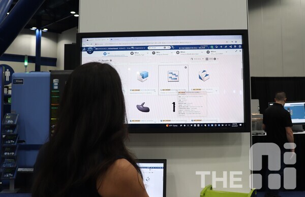 다쏘시스템 엔지니어가 3D익스피리언스 플랫폼 기능을 소개하고 있다. /김동원 기자