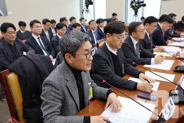 25일 서울 여의도 국회에서 열린 과학기술정보방송통신위원회 전체회의 인공지능(AI) 현안 공청회에서 최경진 가천대 법학과 교수가 발언하고 있다. /구아현 기자