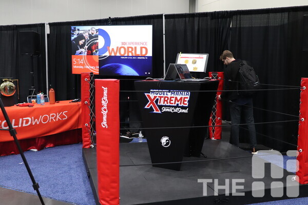 익스트림 모델 매니아 경기장은 복싱장을 연상케 하는 링 모양으로 꾸려졌다. /김동원 기자