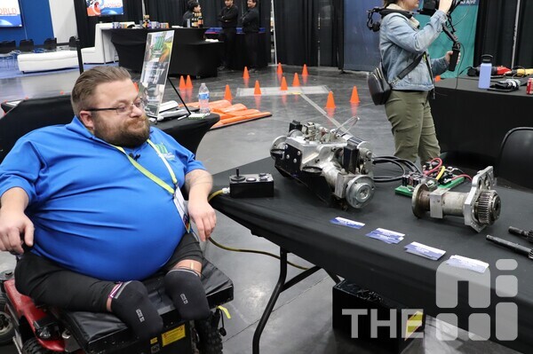 모빌리티 인디펜던스 파운데이션 관계자가 3D익스피리언스 플랫폼으로 만든 휠체어 장치를 보여주고 있다. /김동원 기자