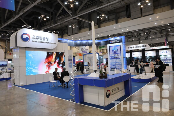 ‘DSK 2025(드론쇼코리아)’가 개막한 26일 전시장을 찾은 관람객들이 우주항공청 부스를 살펴보고 있다. /유덕규 기자