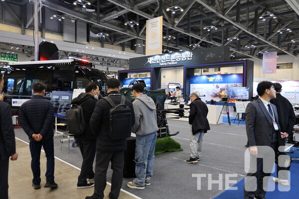‘DSK 2025(드론쇼코리아)’가 개막한 26일 전시장을 찾은 관람객들이 재난안전드론공동관을 살펴보고 있다. /THE AI