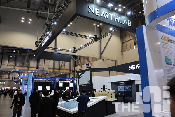 ‘DSK 2025(드론쇼코리아)’가 개막한 26일 전시장을 찾은 관람객들이 자폭드론 등을 전시한 니어스랩 부스를 살펴보고 있다. /유덕규 기자