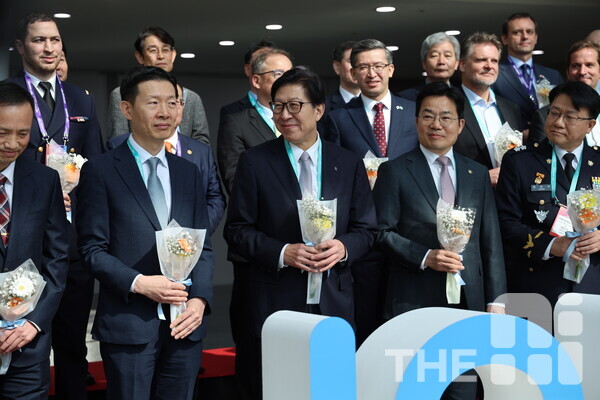 26일 서울 벡스코에서 열린 DSK 2025 개막식에서 (앞열 왼쪽부터)최장식 국방부 첨단전력기획관 육군 소장, 노경원 우주항공청 차장, 박형준 부산시장, 박성택 산업자원통상자원부 1차관과 행사 관계자들이 기념 사진을 촬영하고 있다. /유덕규 기자