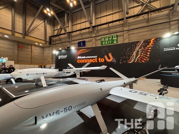 26일 부산 해운대구 벡스코 제1 전시장에서 열린 ‘DSK 2025(드론쇼코리아)’ 베셀에어로스페이스 부스에서 전시된  수직 이착륙 중형 무인기 하이브리드 모델 ‘VVS-50 하이브리드’. /THE AI