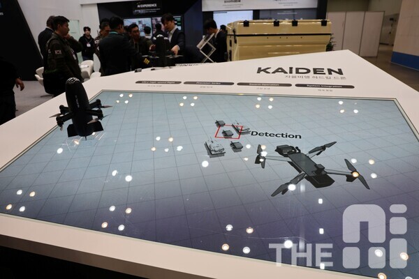 26일 부산 해운대구 벡스코 제1 전시장에서 열린 ‘DSK 2025(드론쇼코리아)’에서 니어스랩이 선보인 자율비행 하드킬드론 카이든. /유덕규 기자