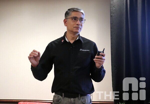 마쉬니 쿠마 솔리드웍스 CEO가 솔리드웍스에 탑재한 AI 기능을 소개하고 있다. /김동원 기자