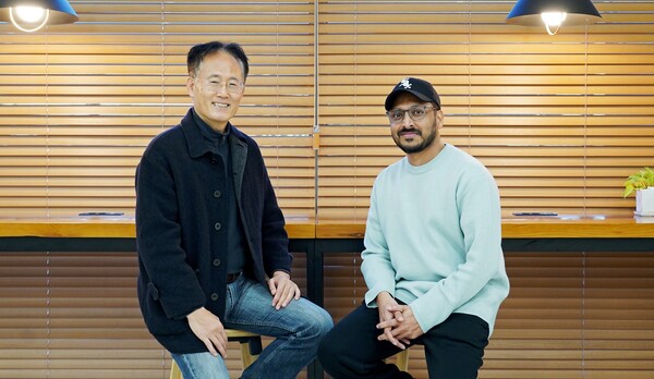 (왼쪽부터) 이흥노 GIST 전기전자컴퓨터학과  교수, RAHMAN S M WAHIDUR 학생. /GIST