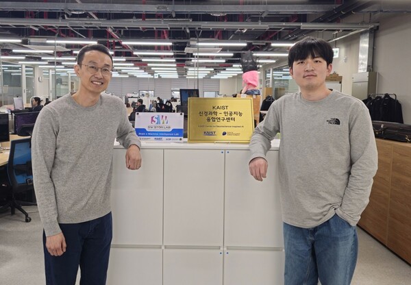 (왼쪽부터) KAIST 뇌인지과학과 이상완 교수, 양민수 박사과정. /KAIST