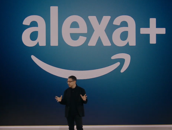 26일(현지시간) 미국 뉴욕에서 열린 ‘알렉사 플러스’ 공개 행사에서 파노스 파네이 아마존 디바이스 및 서비스 총괄이 발표하고 있다. /아마존 유튜브