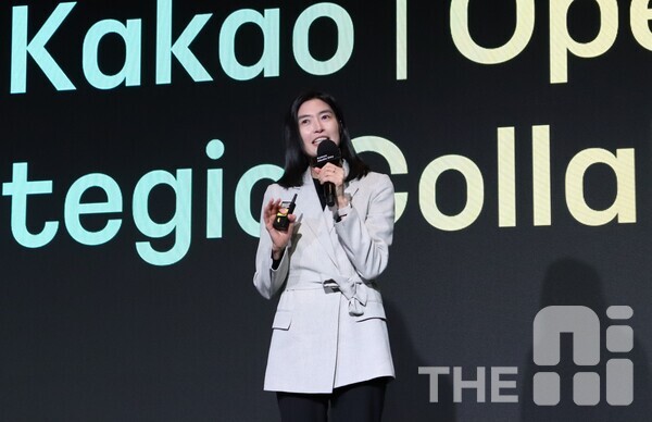 정신아 카카오 대표가 4일 카카오 미디어데이에서 자사 AI 전략을 발표하고 있다. /김동원 기자