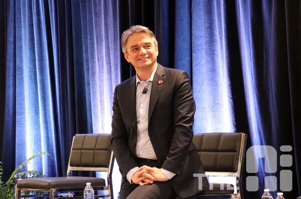 파스칼 달로즈 다쏘시스템 CEO는 ‘3D익스피리언스 월드 2025’ 미디어 세션에서 ‘버추얼 동반자’ 개념을 소개하며 컴퓨터의 이용 방식을 바꾸겠다고 선언했다. /김동원 기자