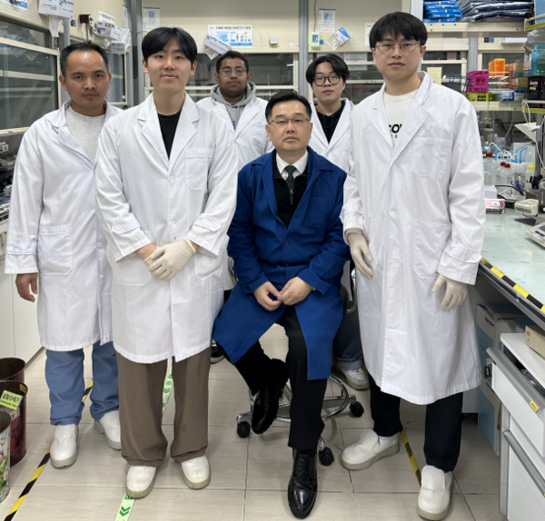 (왼쪽부터) Ram Babu Ghising 박사, 김동원 박사과정, Ammad Muhammad 석사과정, 강정구 교수, 이제덕 석사과정. /KAIST