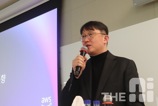  김기완 AWS코리아 솔루션즈 아키텍트 총괄은 5일 신년 기자간담회에서 AWS와 앤트로픽은 AI 개발과 보급에 있어 밀접한 관계를 맺고 있다고 밝혔다. /김동원 기자