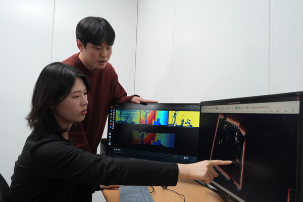 포스코DX의 AI 연구원들이 판교사옥에서 라이다(LiDAR)로 측정된 데이터를 분석하고 있다. /포스코DX