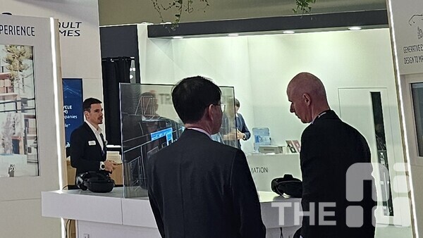 다쏘시스템이 MWC 2025에서 애플 비전 프로에서 구현되는 버추얼 트윈 사례를 공개했다. /THE AI