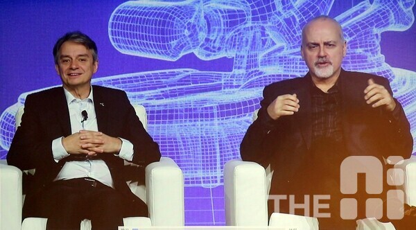 파스칼 달로즈 다쏘시스템 최고경영자(CEO)와 마이크 록웰 애플 비전 제품 그룹 부사장이 2월 미국 휴스턴에서 열린 3D익스피리언스 월드에서 애플 비전 프로에서 버추얼 트윈 활용에 관한 협업에 관해 얘기를 나누고 있다. /김동원 기자