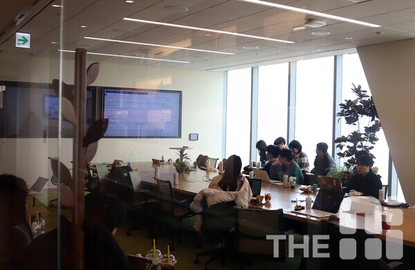 ‘에이전트포스 해커톤 파트너 데모데이’에 참여한 관계자들이 화면을 보며 발표 내용을 공유하고 있다. /김동원 기자