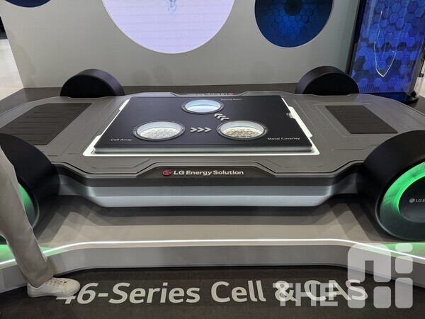 LG에너지솔루션이 Hero 배터리 솔루션 존에 전시한 46시리즈 원통형 배터리와 CAS를 적용한 모델 /유덕규 기자