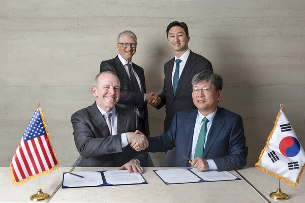 원광식 HD현대중공업 해양에너지사업본부장, 정기선 HD현대 수석부회장, 빌 게이츠(Bill Gates) 테라파워 창업자, 크리스 르베크(Chris Levesque) 테라파워 최고경영자(아랫줄 오른쪽부터 반시계방향)이 ‘나트륨 원자로의 상업화를 위한 제조 공급망 확장 전략적 협약’ 체결식에서 기념 사진을 촬영하고 있다. /HD현대