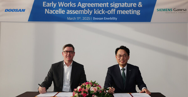 11일 두산에너빌리티 창원 본사에서 열린 지멘스가메사와 사전업무착수협약(EWA) 체결식에서 펠크 머던 지멘스가메사 나셀 생산총괄 박사(왼쪽)와 윤요한 두산에너빌리티 파워서비스영업총괄 전무가 기념 사진을 촬영하고 있다. /두산에너빌리티