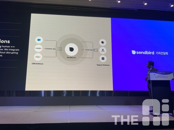 샤일레시 날라와다 센드버드(Shailesh Nalawadi) 제품총괄이 12일 서울 여의도 글래드 호텔에서 열린 기자간담회에서 새롭게 선보인 AI 에이전트 빌더와 플랫폼을 설명하고 있다.  /구아현 기자