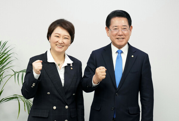 김영록 전라남도지사(오른쪽)가 12일 서울 국회에서 이언주 더불어민주당 최고위원을 만나 도 현안 해결을 위해 국회 차원의 협조를 요청하고 있다. /전남도