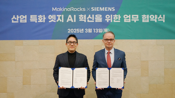 (왼쪽부터) 윤성호 마키나락스 대표, 티노 힐데브란트 한국지멘스 선임 부사장 및 디지털인더스트리 부문장. /지멘스