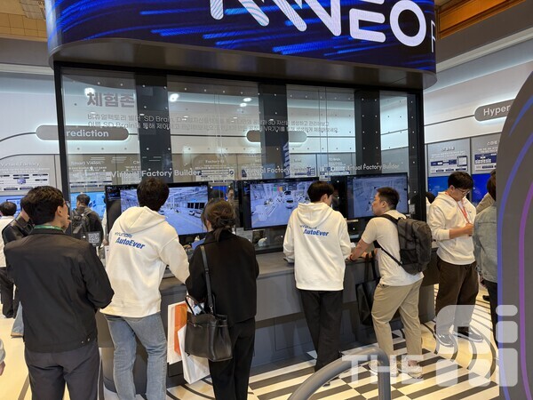 서울 삼성동 코엑스에서 열린 AW 2025에 마련된 현대오토에버의 부스 체험존 전경 /유덕규 기자