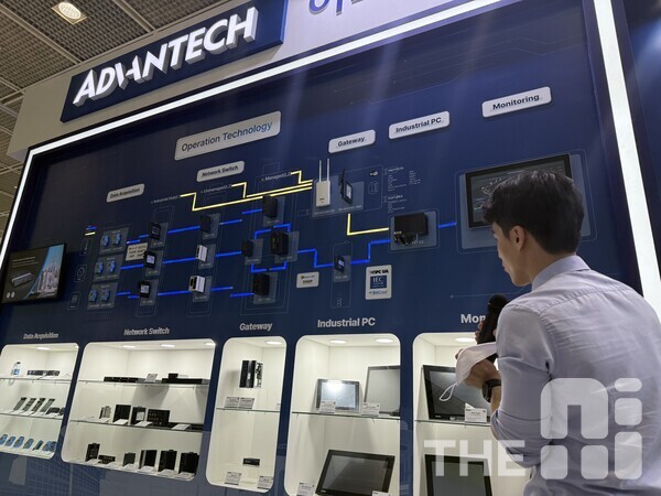 13일 서울 삼성동 코엑스에서 열린 AW 2025에 마련된 어드밴텍 부스에서 김경연 어드밴텍 제품매니저 책임이 어드밴텍의 솔루션에 대해 설명하고 있다. /유덕규 기자