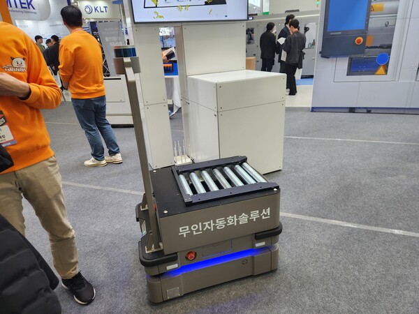 트위니의 자율주행로봇.  이 로봇은 3D 라이다와 AI 기술로 정확하기 자기 위치를 감지할 수 있다. /김동원 기자