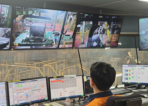 안전시스템을 활용해 포스코의 현장 운전 작업자가 CCTV모니터로 Coil Car 안전 상태를 확인하고 있는 모습. /포항제철소