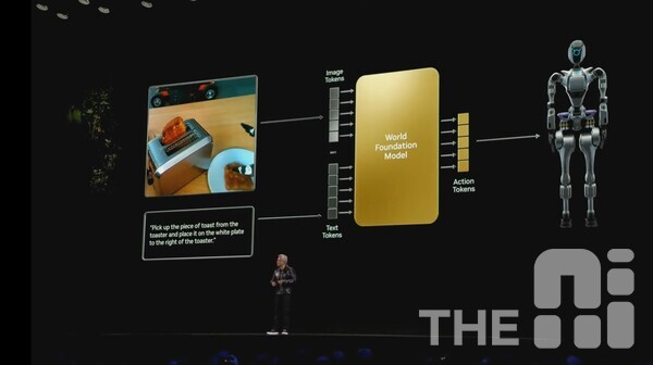 젠슨 황 엔비디아 CEO가 지난 1월 열린 CES에서 물리 AI 시스템 개발을 할 수 있는 도구인 ‘엔비디아 코스모스’에 대해 설명하고 있다. /CES 유튜브 캡처