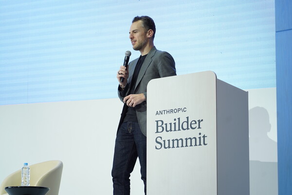 19일 울 잠실 시그니엘에서 콕스웨이브와 앤트로픽이 개최한 행사인 ‘빌더 서밋’에서 마이크 크리거 앤트로픽 최고제품책임자(CPO)가 발언하고 있다. /콕스웨이브