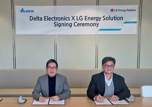 25일(현지시간) 김형식 LG에너지솔루션 ESS전지사업부장(왼쪽)과 델타 일렉트로닉스 PVI 사업부 총괄 책임자 마이크 왕(Mike Wang)이 파트너십을 체결한 뒤 기념 사진을 촬영하고 있다. /LG에너지솔루션