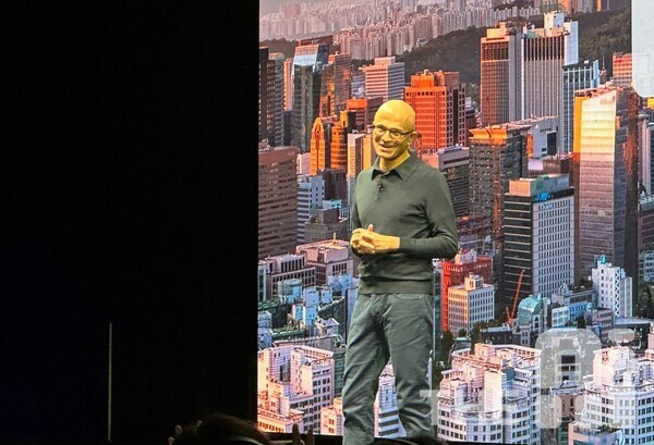 사티아 나델라 마이크로소프트 CEO는 26일 서울 양재동 aT센터에서 열린 ‘MS AI 투어 인 서울’에서  새로운 AI 에이전트 ‘리서처(Researcher)’와 ‘애널리스트(Analyst)’를 공개했다. /김동원 기자