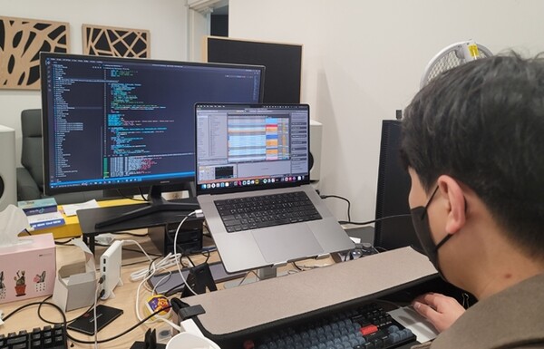 AI스타트업 ‘크리에이티브마인드’연구원이 이봄으로 음악을 작곡하는 모습. /THE AI