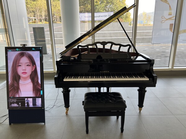 이봄이 탑재돼 공간 음악을 연주해주는 AI 피아노. /안창욱 교수