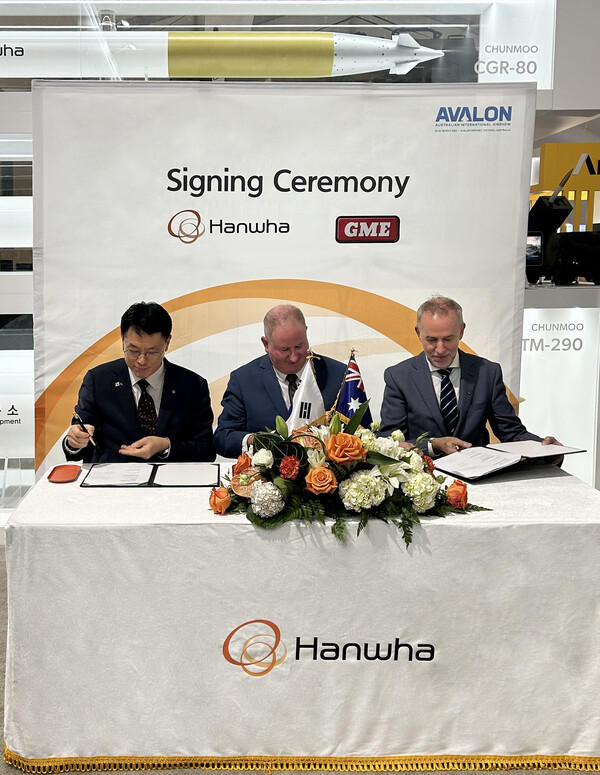 26일(현지시간) 호주 질롱에서 열린 아발론 에어쇼에서 박성균 한화시스템 DE1 사업단장, 딘 미치(Dean Michie) 한화에어로스페이스 호주법인장 대행, 스테픈 밀러(Stephen Millar) GME CEO(왼쪽부터)가 협력 합의서에 서명하고 있다. /한화시스템