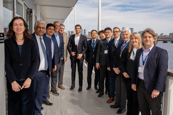 18일(현지시간) MIT에서 'MIT 조선해양 컨소시엄'의 발족식을 가졌다. 테미스 삽시스 MIT 해양공학센터장(오른쪽 첫 번째)와 장광필 HD한국조선해양 미래기술연구원장(오른쪽 일곱 번째)을 비롯한 관계자들이 기념 사진을 촬영하고 있다. /HD현대