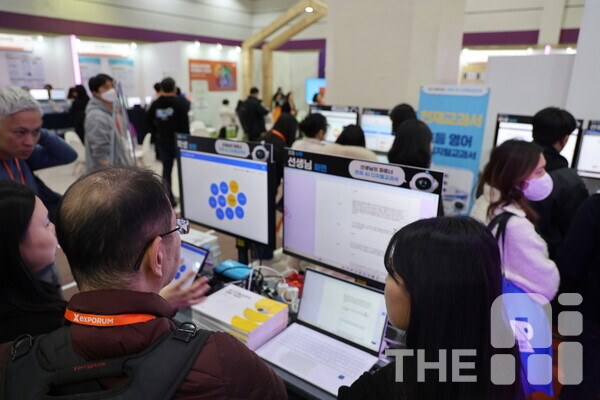 대한민국 교육박람회 에듀테크코리아 AI 디지털교과서(이하 AIDT) 특별관에서 관람객들이 검정에 통과한 AI 디지털교과서를 관람하고 있다. /구아현 기자출처 : THE AI(https://www.newstheai.com)